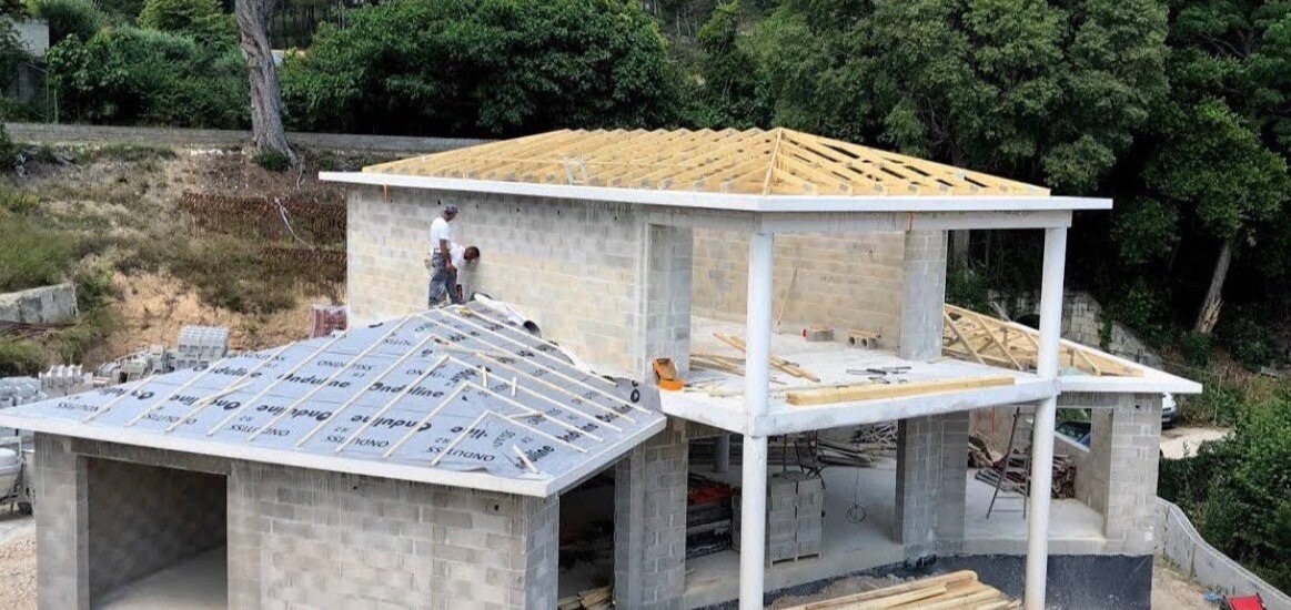 Bâtiment professionnel en parpaings avec rideaux métalliques