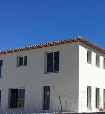 Maison enduite blanche avec toiture tuiles